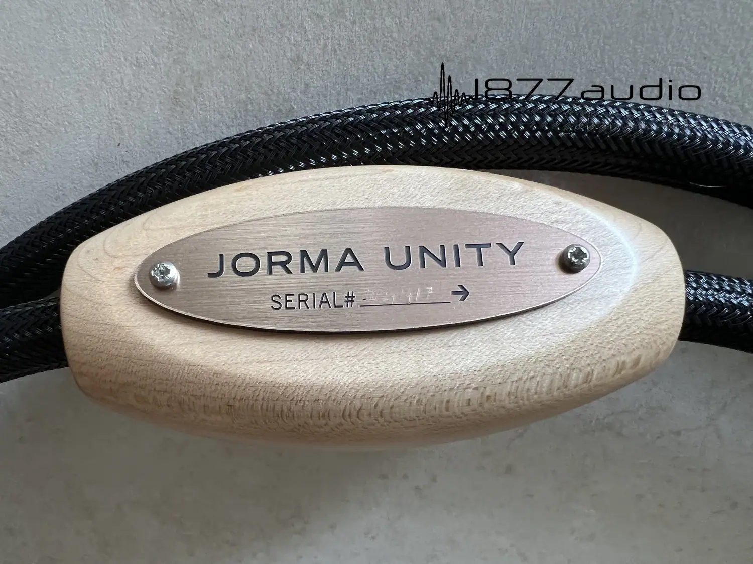 Câble Jorma Unity power : zoom sur l'insert en bois qui porte la plaque métallique d'identification visuelle