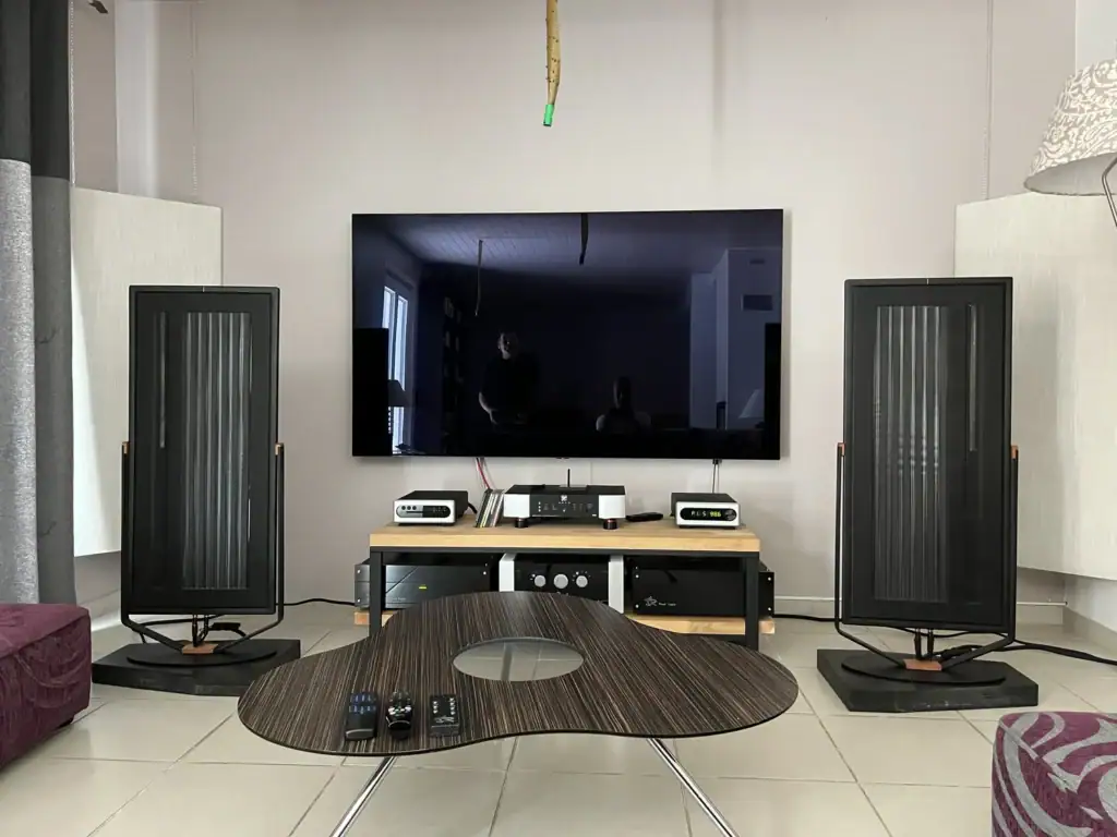 Paire de panneaux Diptyque Audio dp107 de part et d'autre d'un écran de télévision accroché au mur