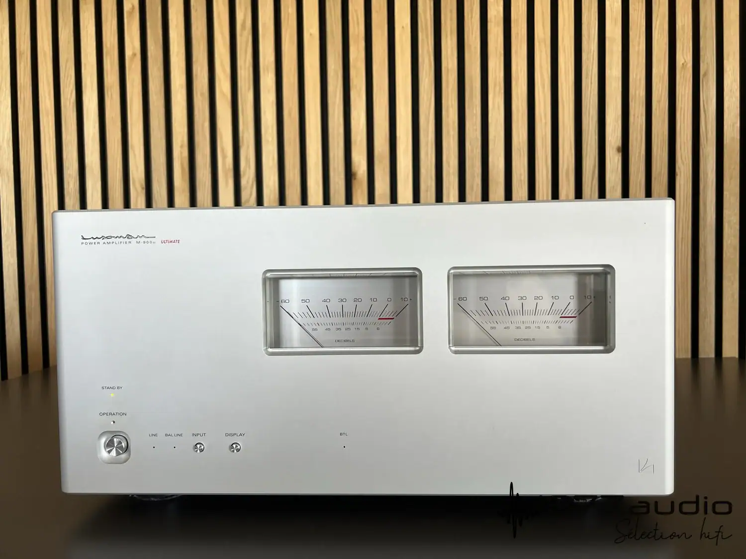 Luxman M-900u vue avant avec vumètres éteints