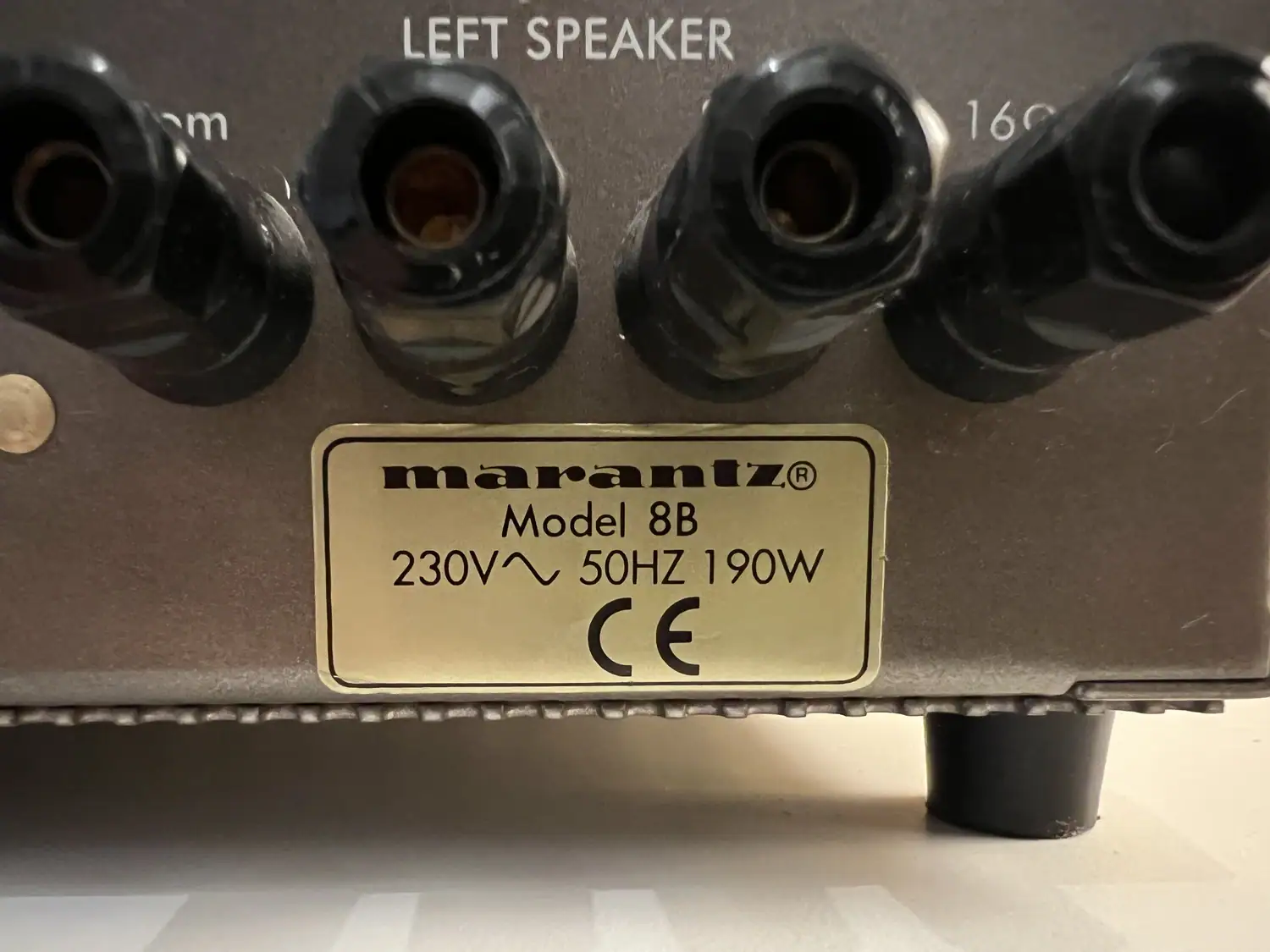 Photo arrière de l'amplificateur de puissance stéréo Marantz 8B avec son étiquette d'identification et ses quatre connecteurs haut-parleur