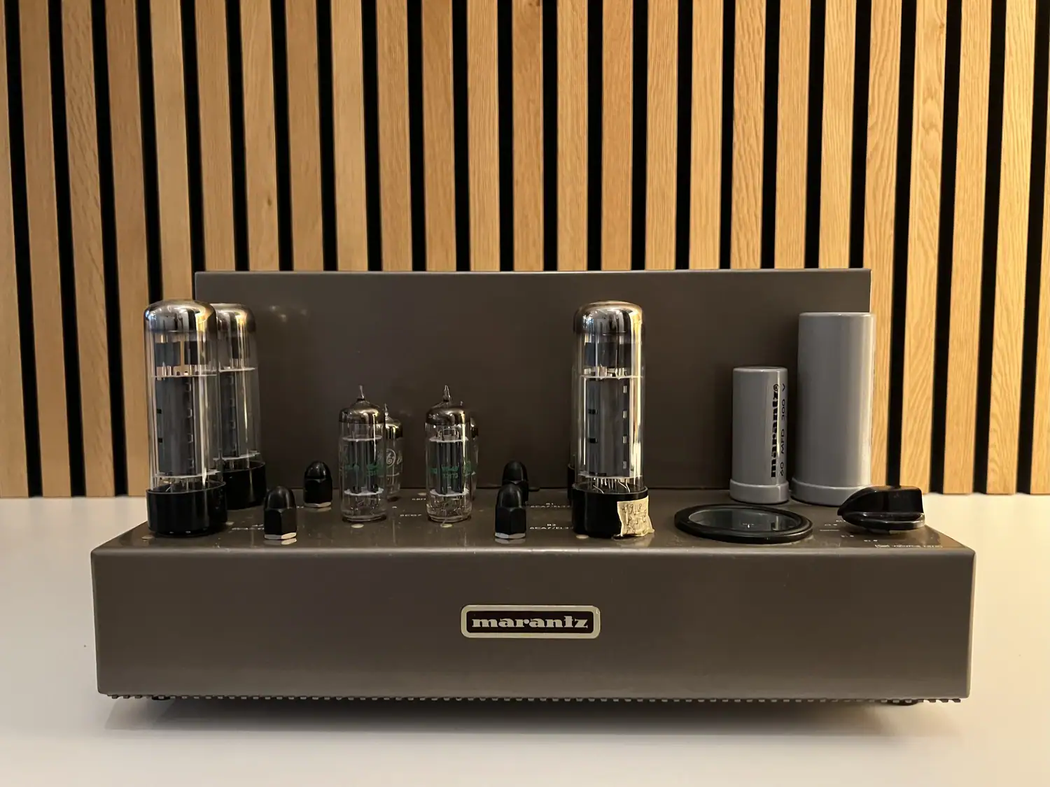 Amplificateur de puissance stéréo Marantz 8B vu de face avec ses 8 tubes, condensateurs et bouton de contrôle du bias