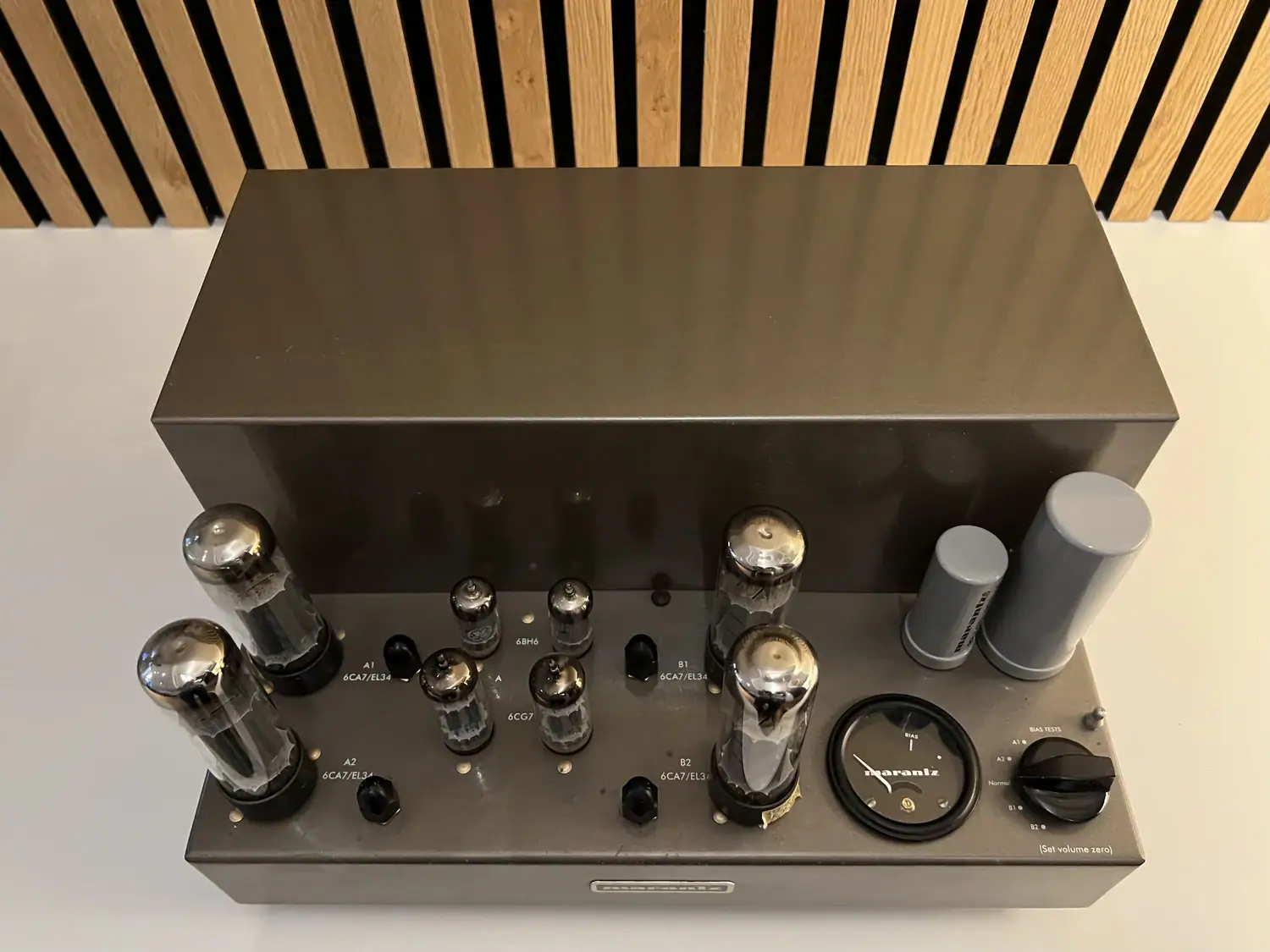 Amplificateur de puissance stéréo Marantz 8B vu du dessus avec le détail des tubes et leur références écrites en blanc en usine