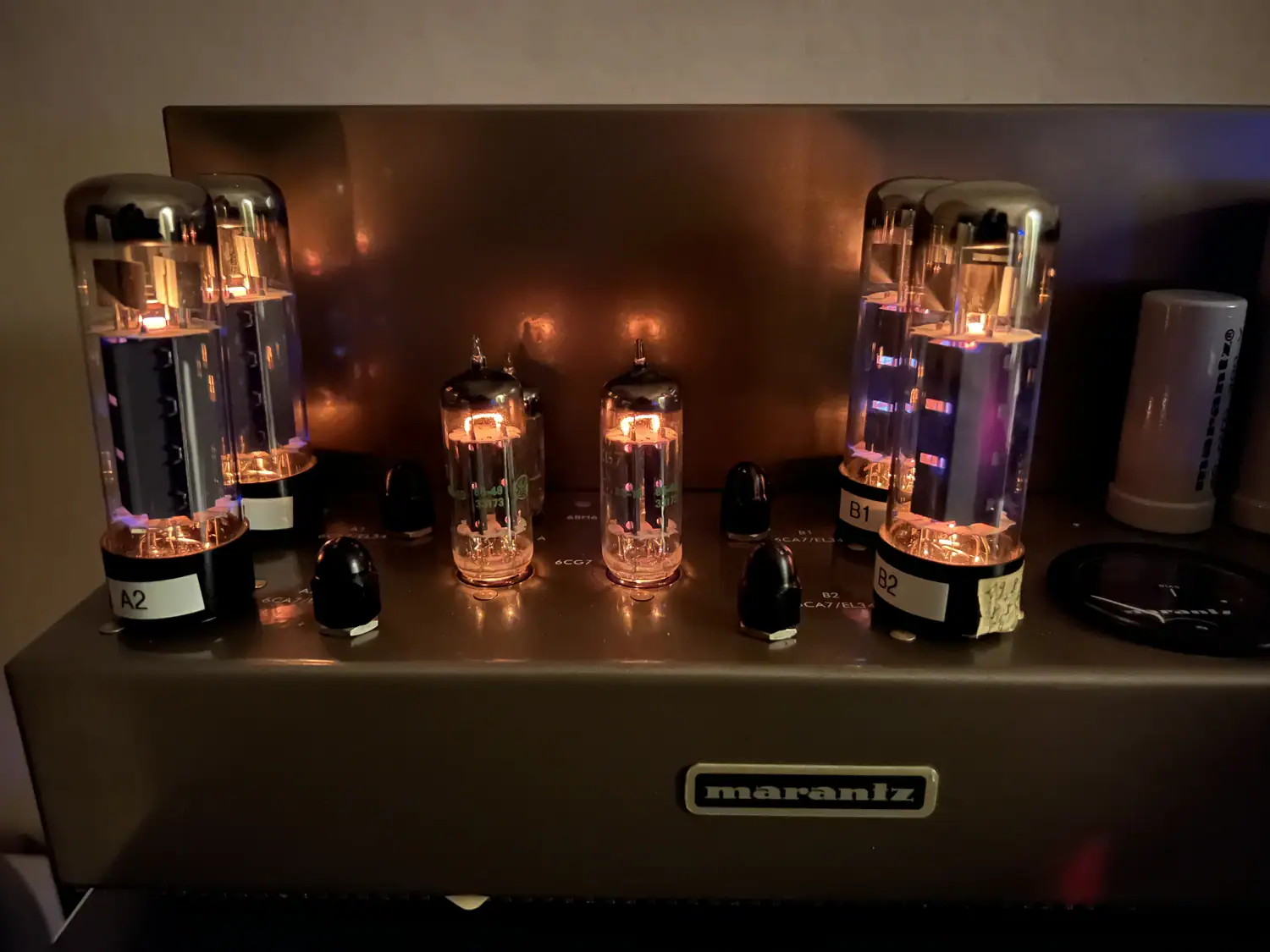 Tubes du Marantz 8B lumineux dans une pièce sombre