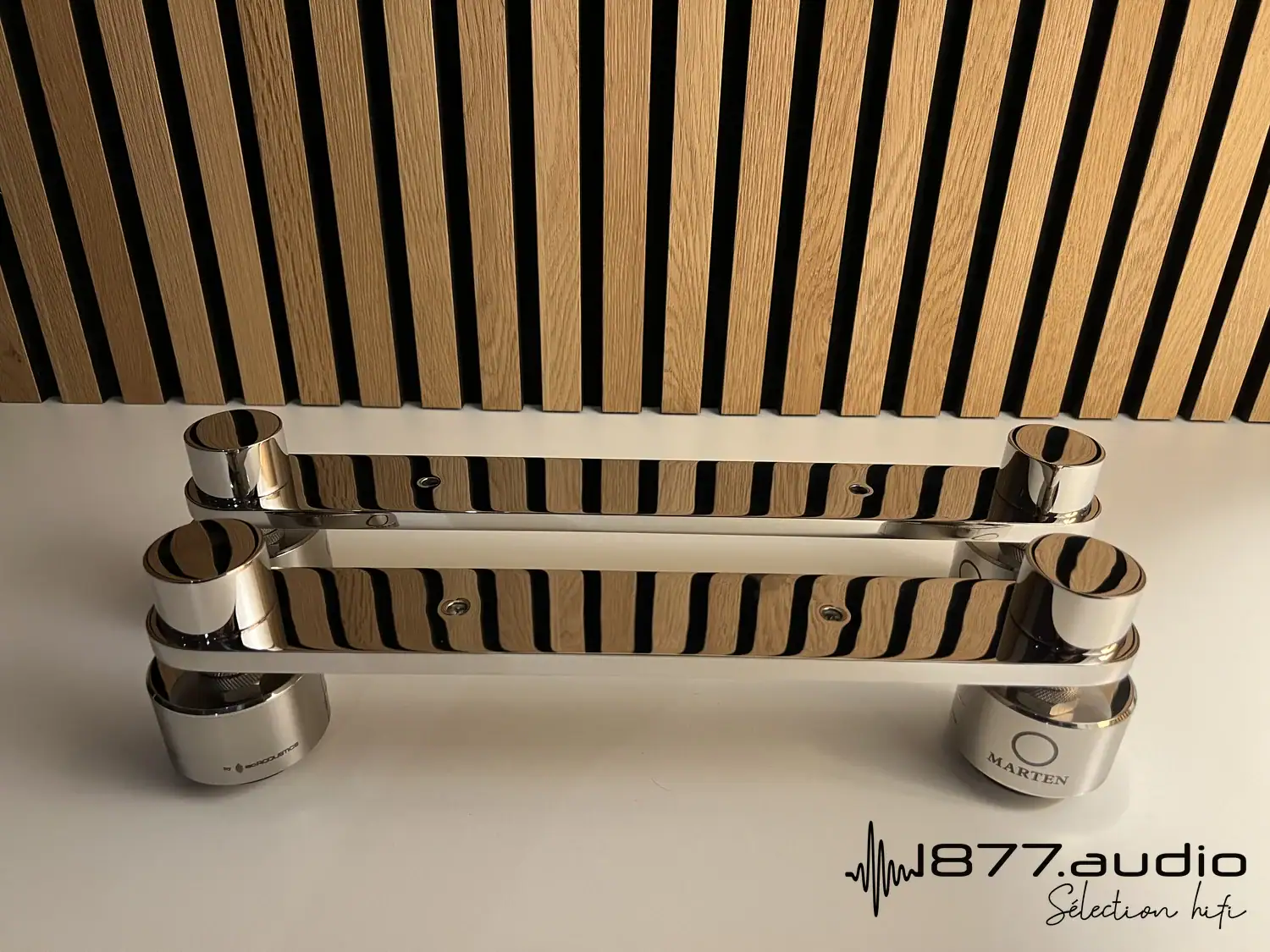 Marten Parker Trio détail sur les pieds Iso Acoustics reliés par les barres 2