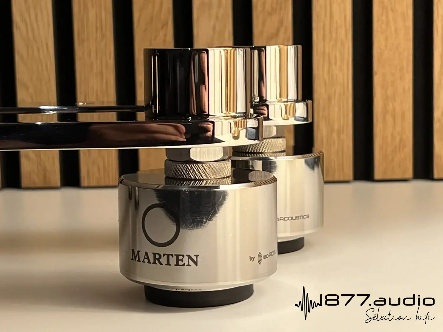 Marten Parker Trio zoom sur deux pieds Iso Acoustics