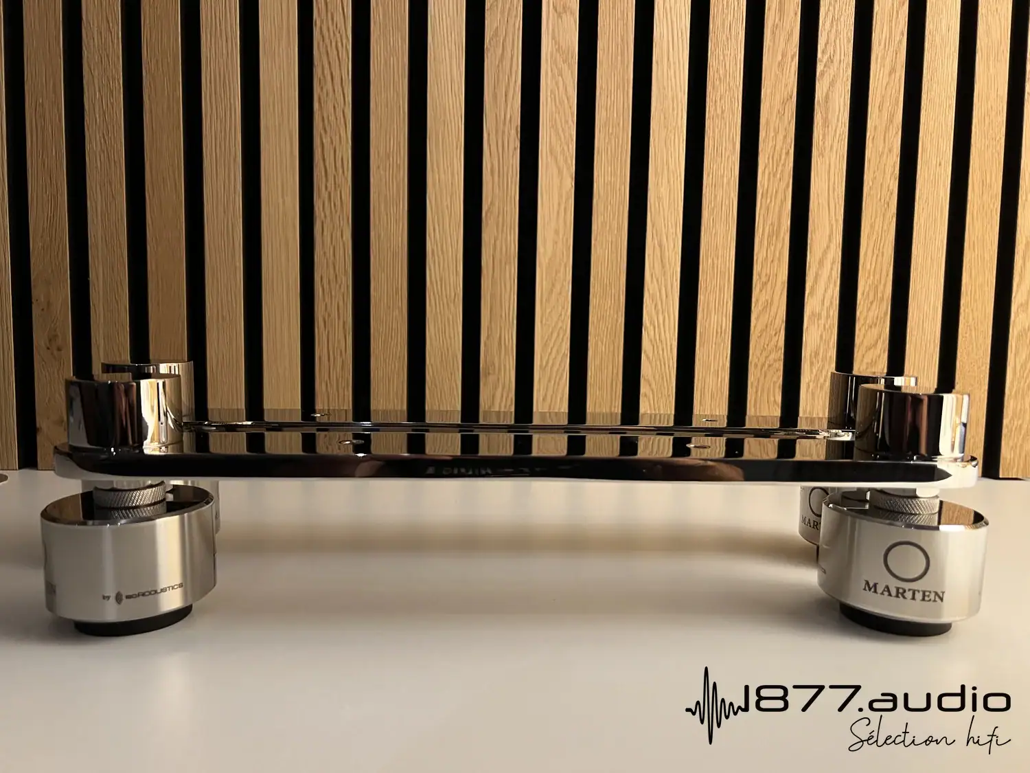 Marten Parker Trio détail sur les pieds Iso Acoustics reliés par les barres