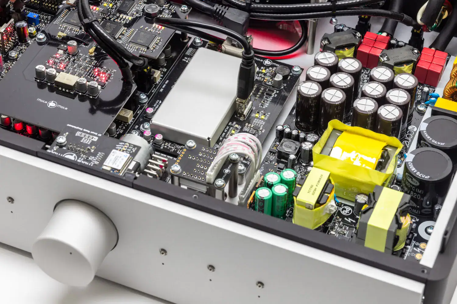 Mola-Mola Kula, amplificateur intégré vue sur les composants internes