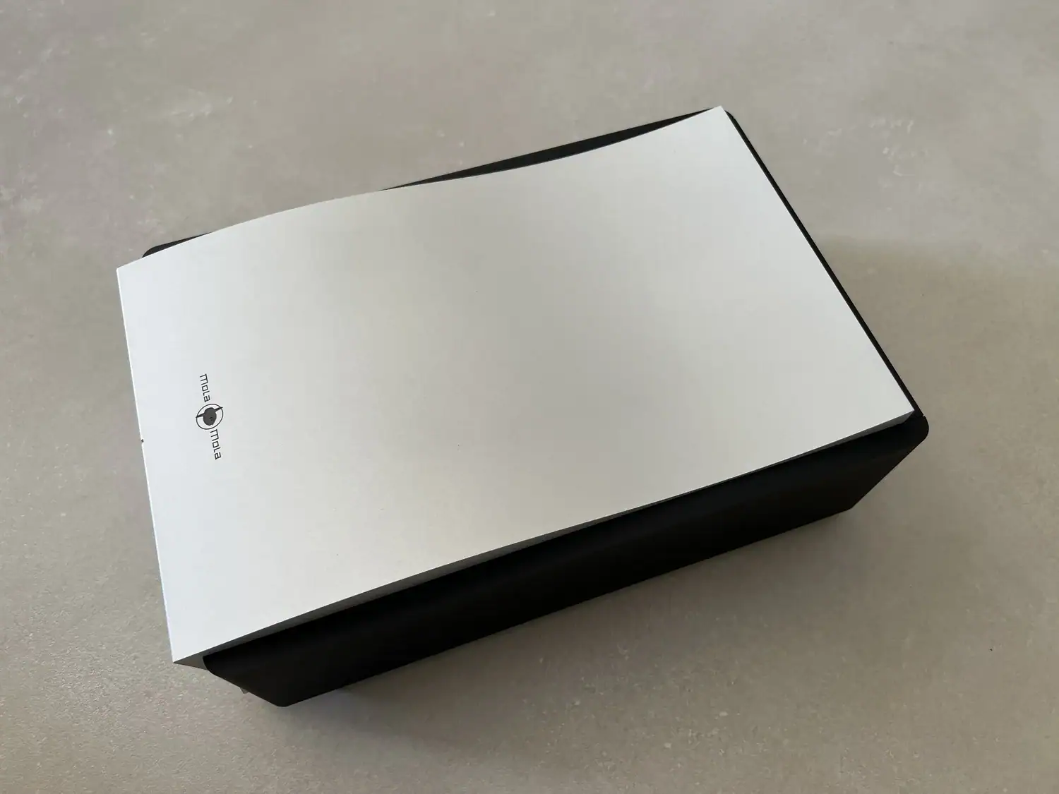 Mola-Mola Tambaqui vu de côté au déballage de l'appareil lors de sa réception