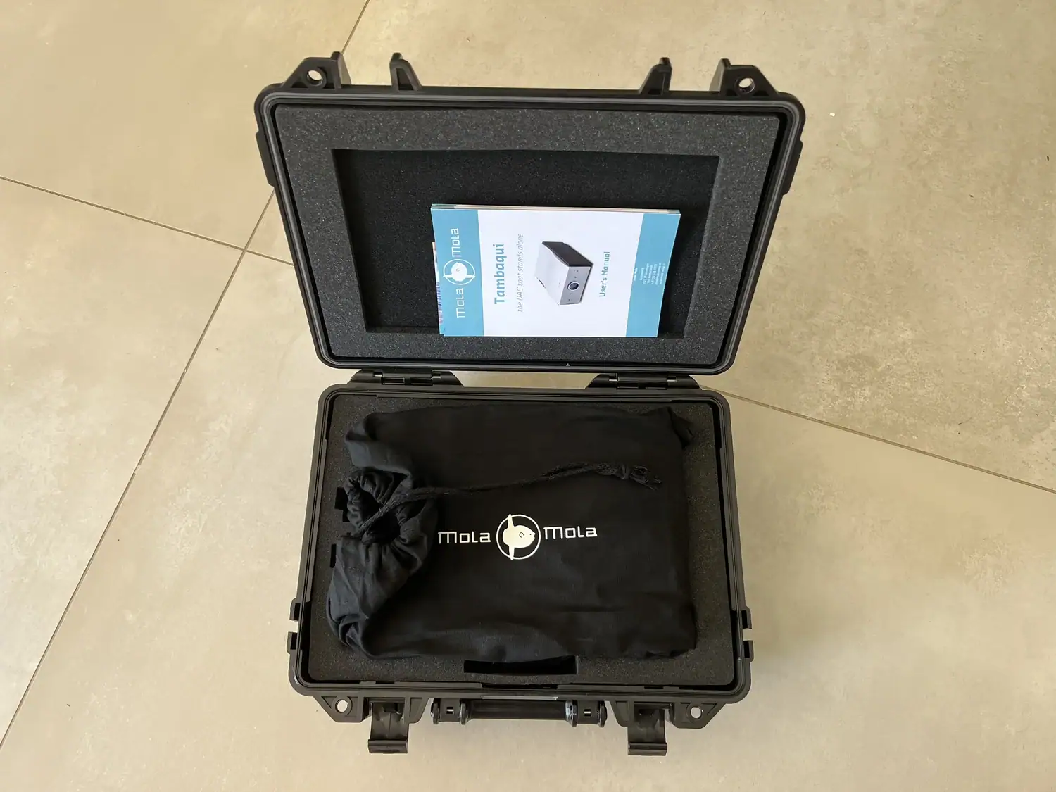 Mola-Mola Tambaqui dans son flight-case d'origine, délicatement enveloppé dans sa pochette en tissu noir