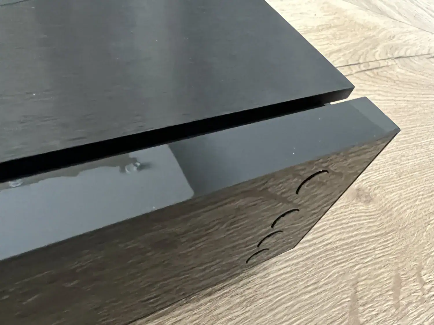 Naim Unity Nova vue de l'angle abîmé