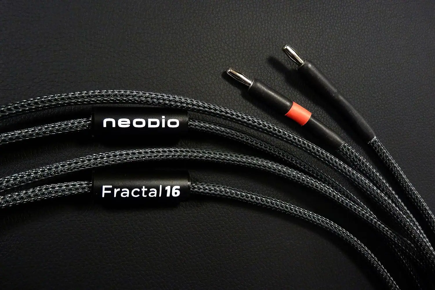 Zoom sur les terminaison banane et bagues des câbles haut-parleurs Neodio Fractal-L