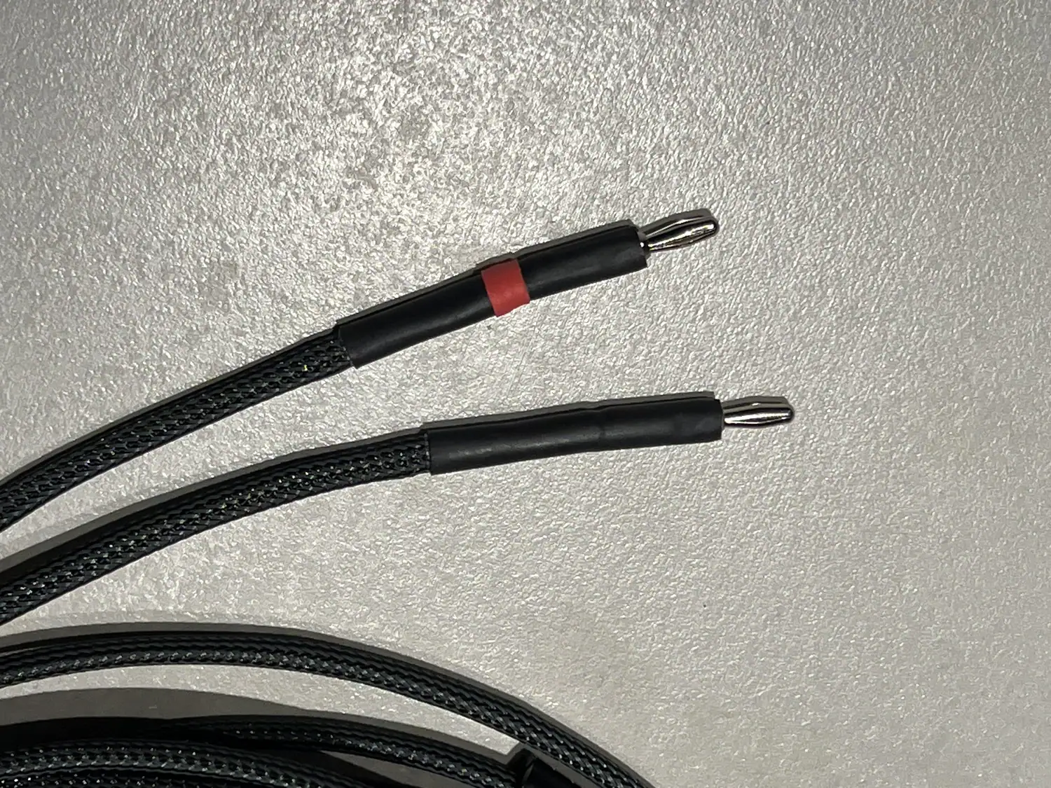 Zoom sur les connecteurs banane des câbles haut-parleurs Neodio Fractal-L sur fond clair