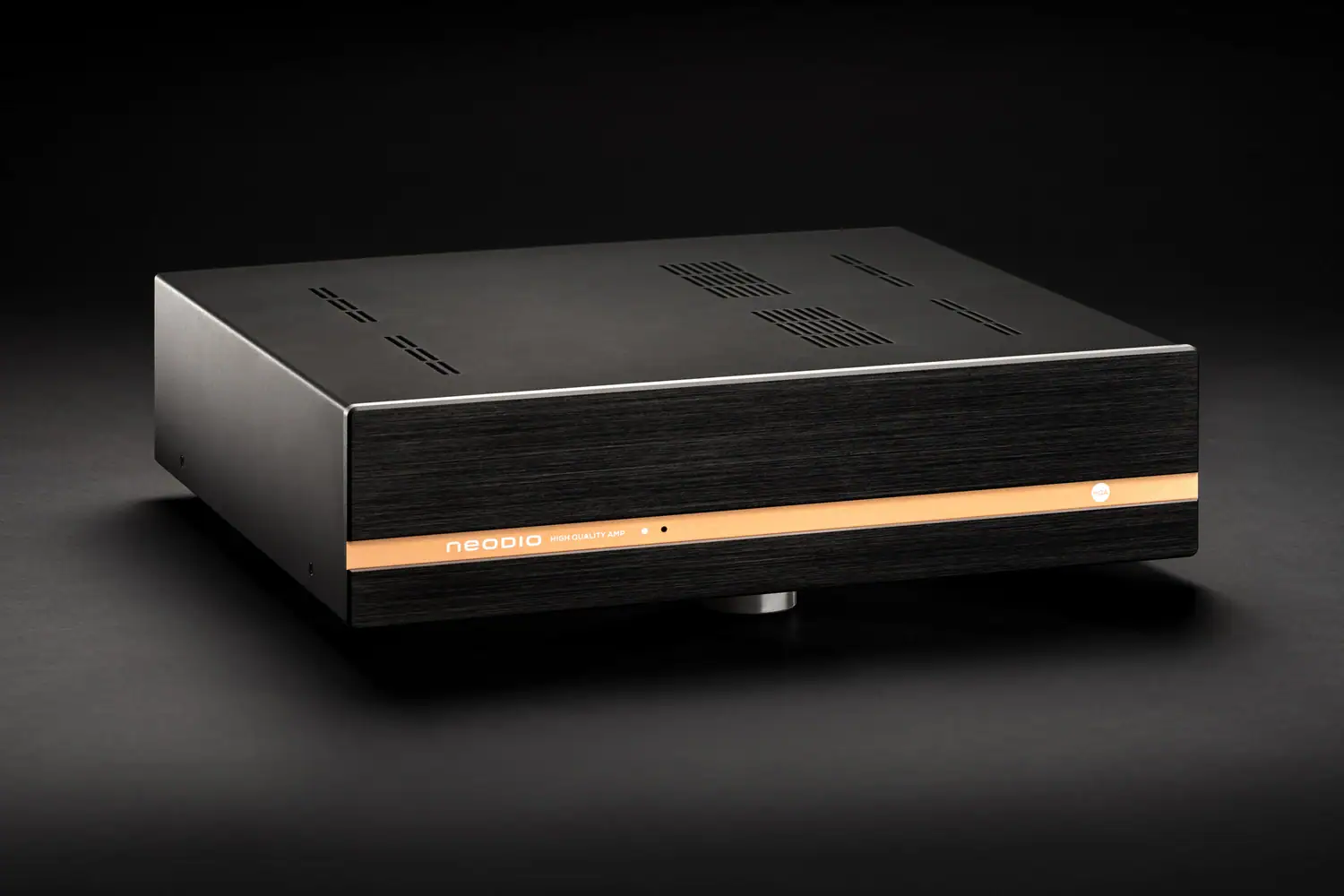 Amplificateur Neodio HQA vue de trois quarts avant sur fond sombre