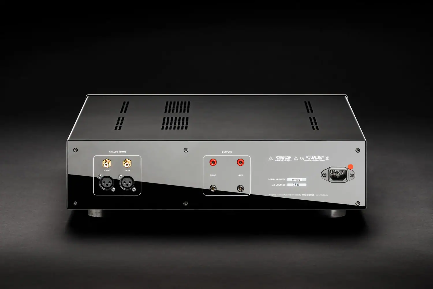 Vue arrière de l'amplificateur stéréo Neodio HQA avec ses entrées RCA et XLR ainsi que ses sorties haut-parleur de type banane