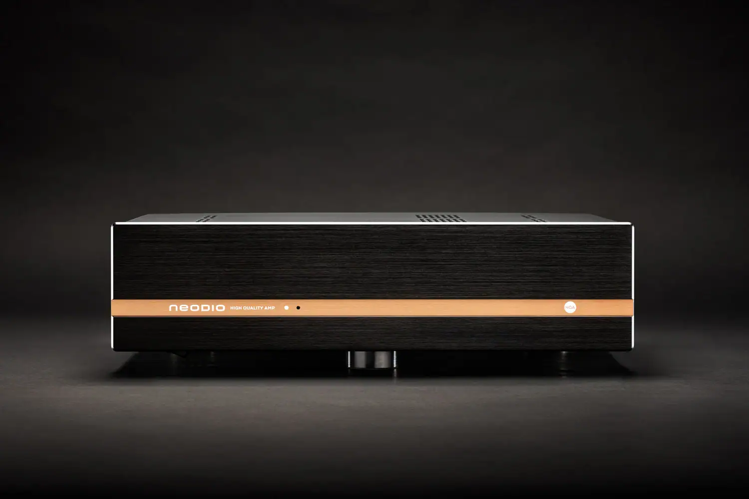 Amplificateur Neodio HQA vue de face sur fond sombre