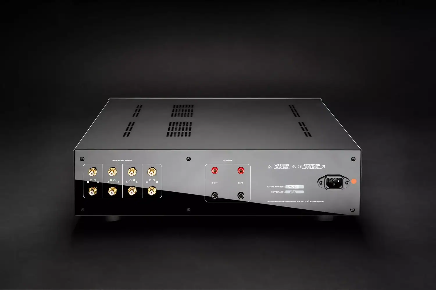 Neodio TMA vue arrière, capot supérieur noir mat et face arrière brillante comportant quatre paire de fiches RCA femelles pour 4 entrées analogiques, deux paires de borniers haut-parleur de type banane et un connecteur d'alimentation C14