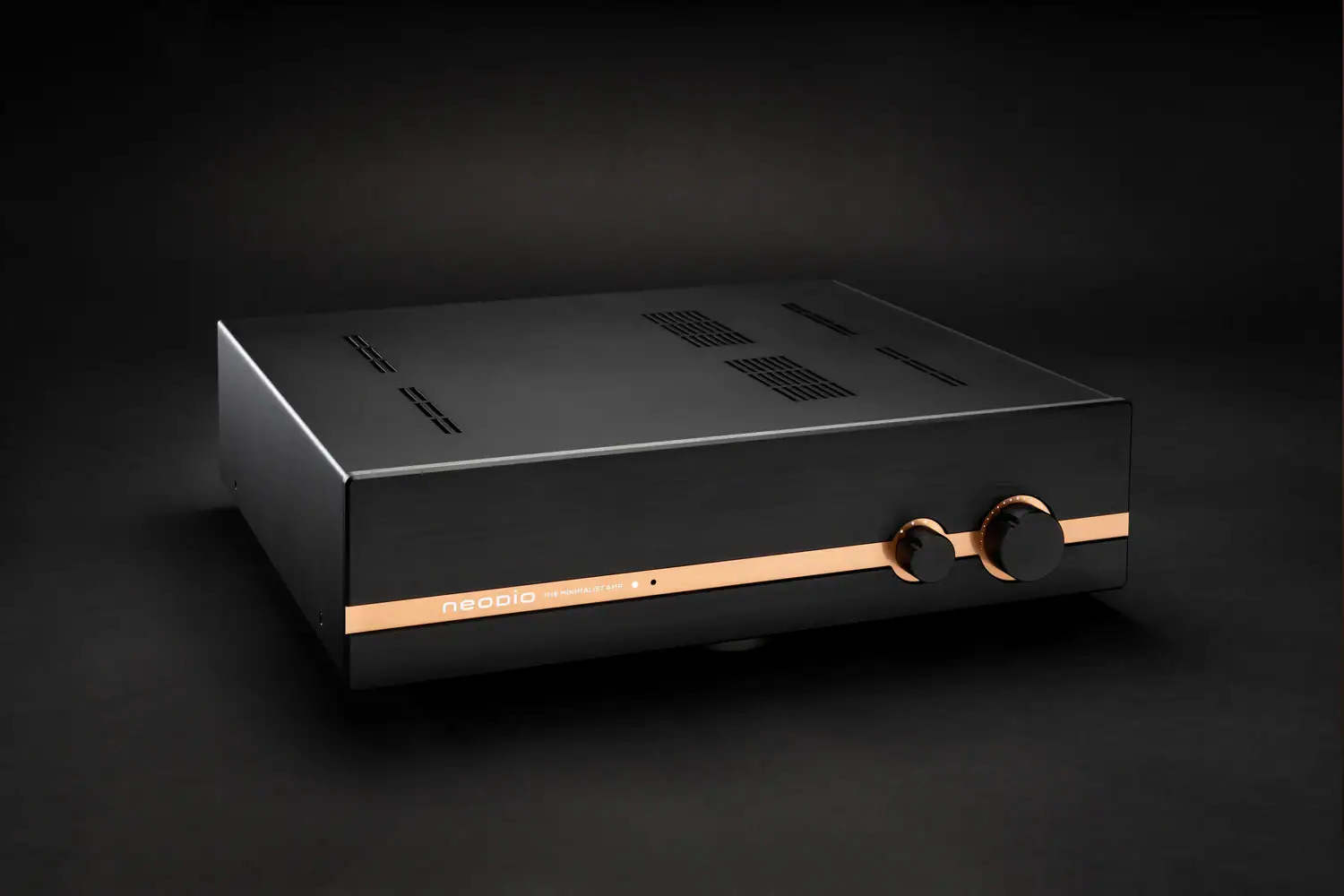 Amplificateur intégré Neodio TMA vue de trois quart de face sur fond noir