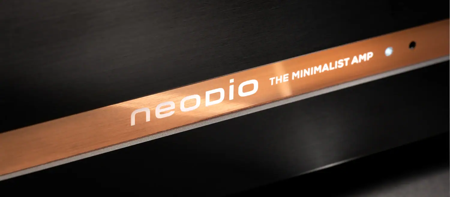 Gros plan sur la ligne cuivrée en façade du Neodio TMA