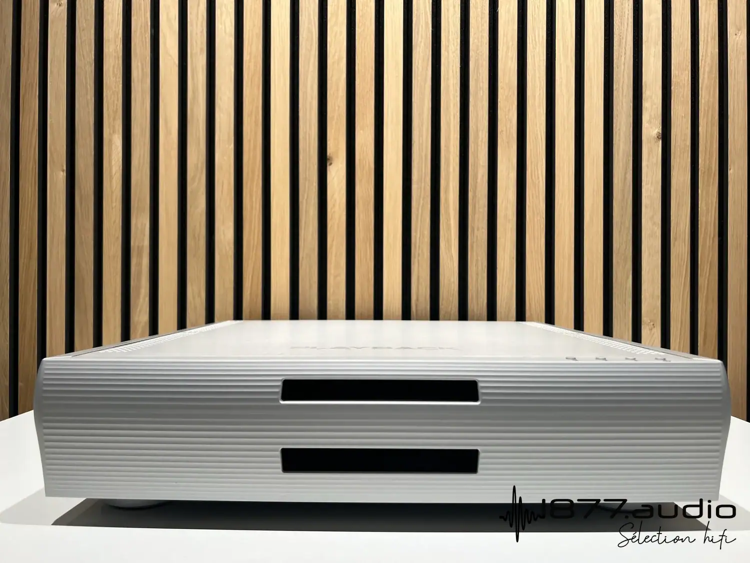 Playback Designs MPD-6 vue avant avec lattis bois en arrière plan