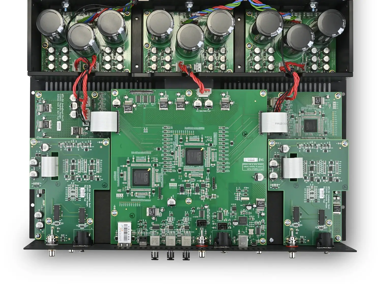 Vue de haut du Playback Designs MPD-8AI ouvert avec en haut ses trois alimentations séparées communes avec le modèle MPD-8 classique mais également ses deux cartes d'entrées analogiques sur la partie basse de l'image
