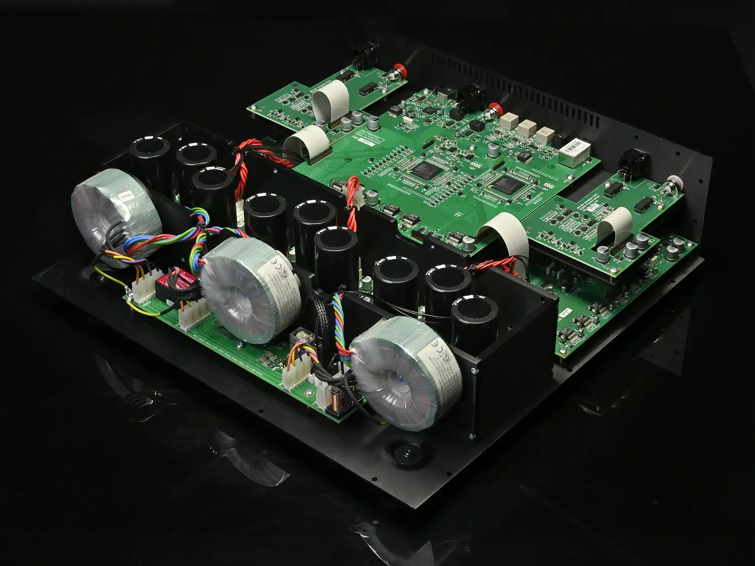 Vue arrière du Playback Designs MPD-8AI complètement ouvert avec ses trois bobinages d'alimentation au premier plan et ses cartes d'entrées analogiques, différence avec le MPD-8 classique, de part et d'autre de l'appareil