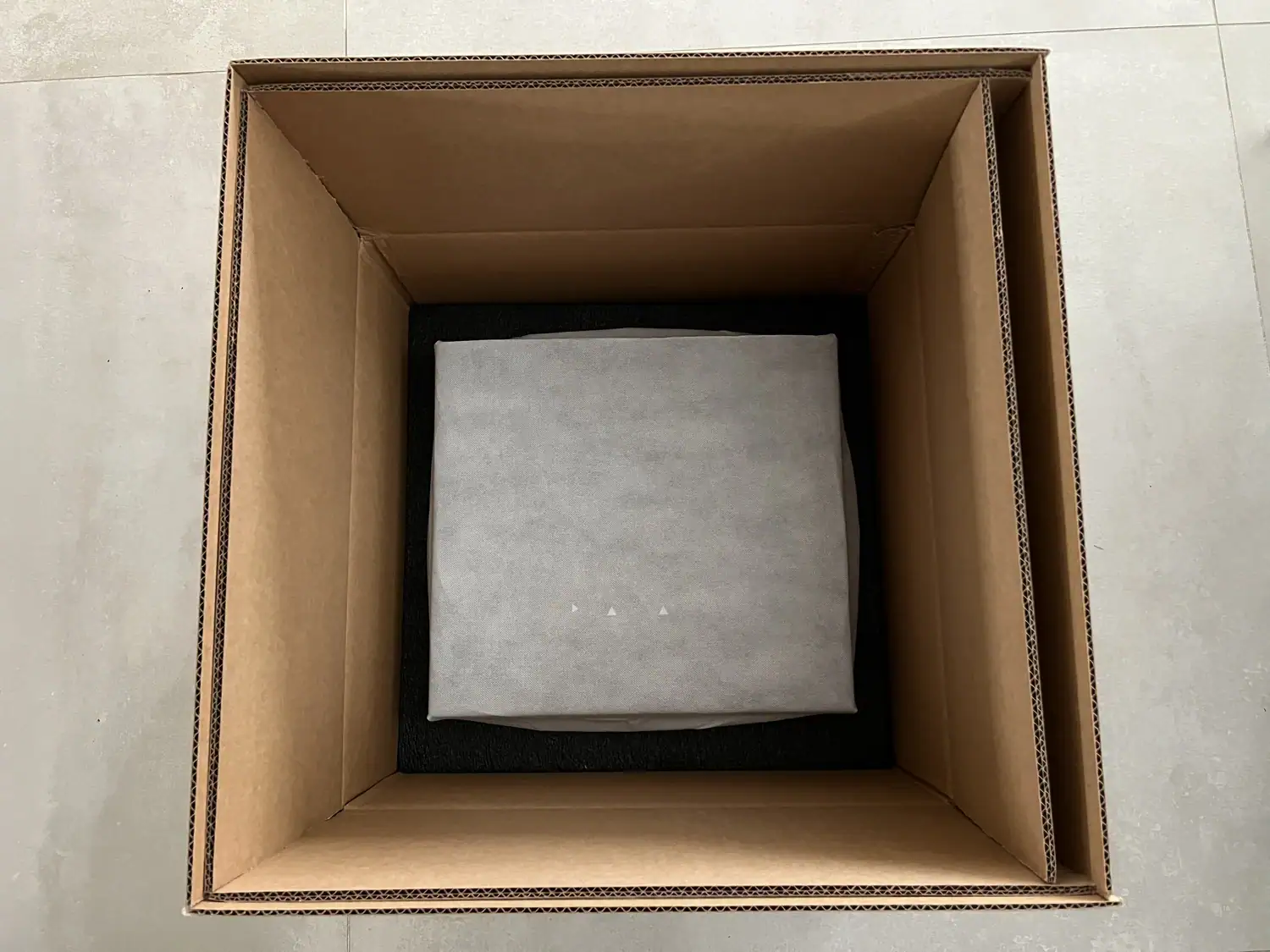 Carton ouvert du Playback Designs MPD-8AI avec sa housse de protection blanche