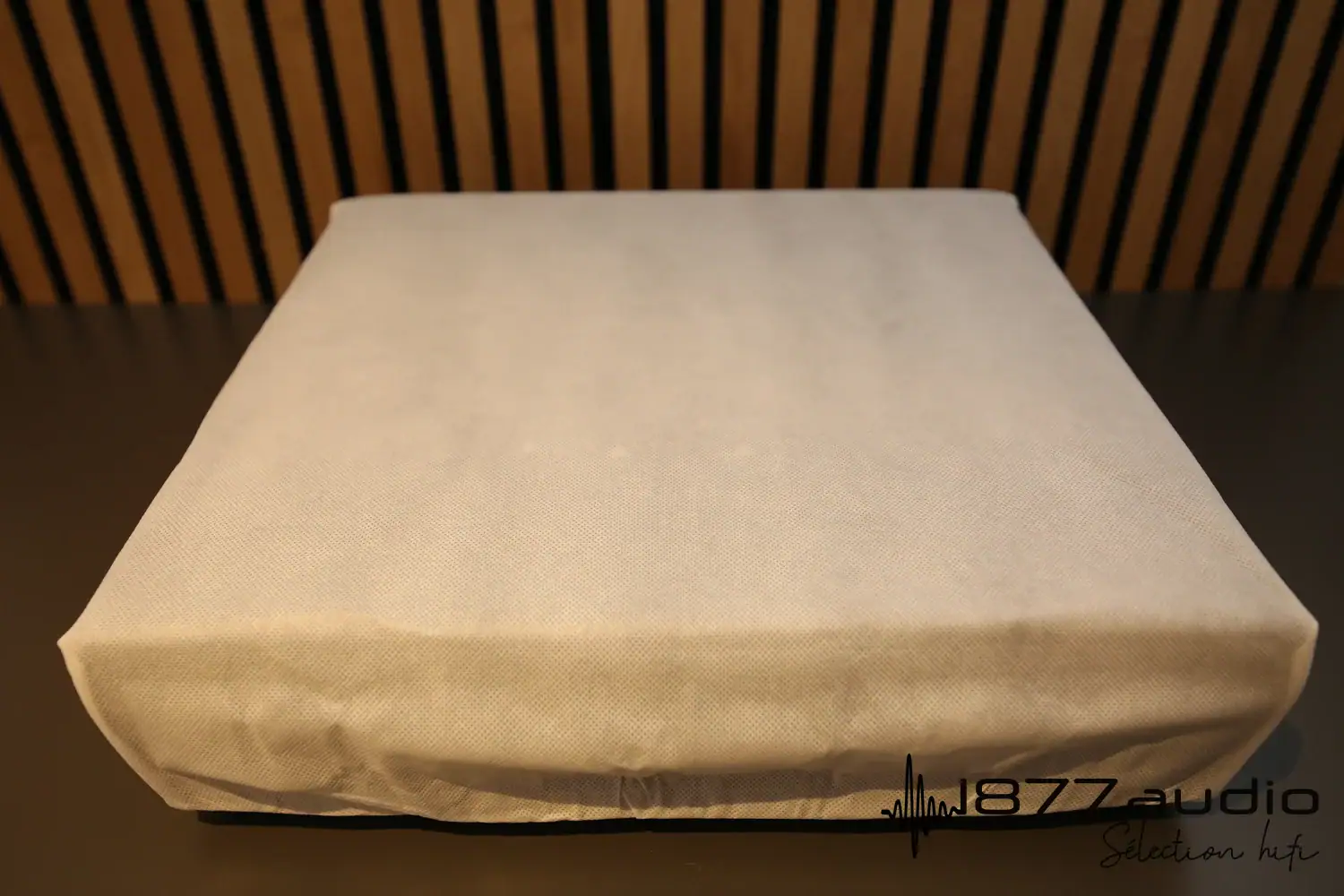 Playback Designs MPT-8 dans sa housse en tissu blanc