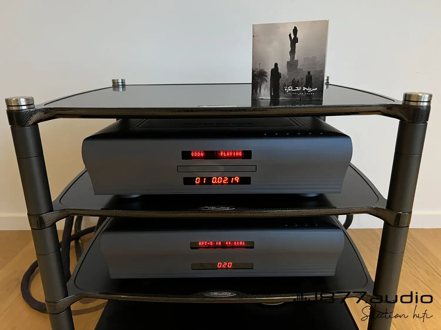 Playback Designs MPT-8 en situation dans un rack audiophile avec le Playback Designs MPD-8 en dessous