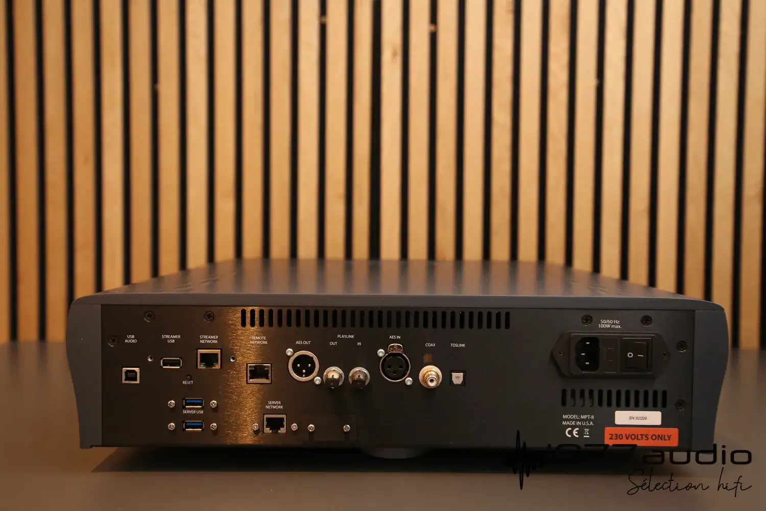 Playback Designs MPT-8 vue arrière sur fond lattis bois