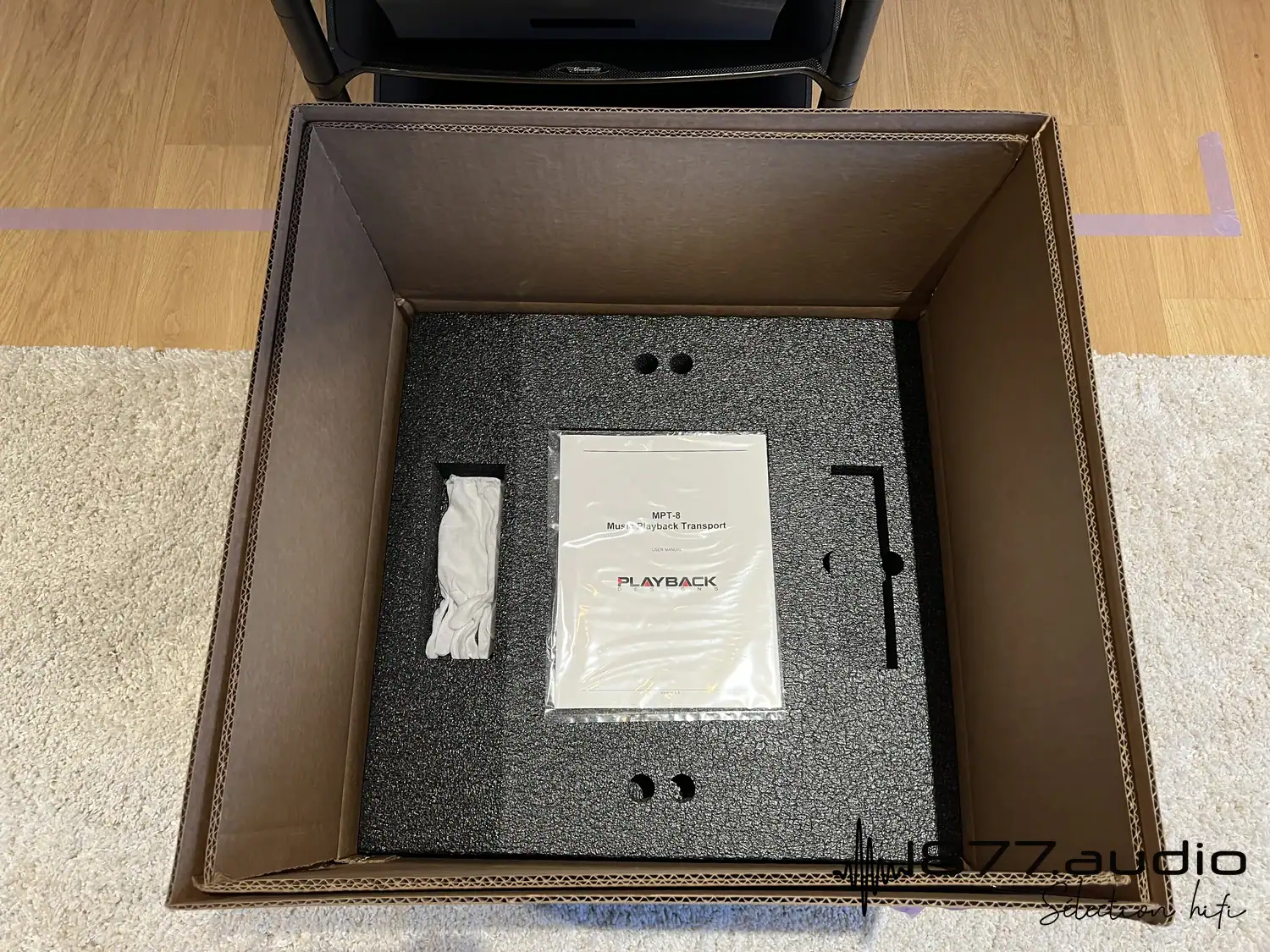 Playback Designs MPT-8 déballage avec le livret, la télécommande et les gants