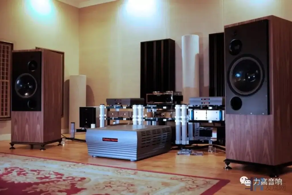 Playback Designs SPA-8 en situation dans une salle d'écoute