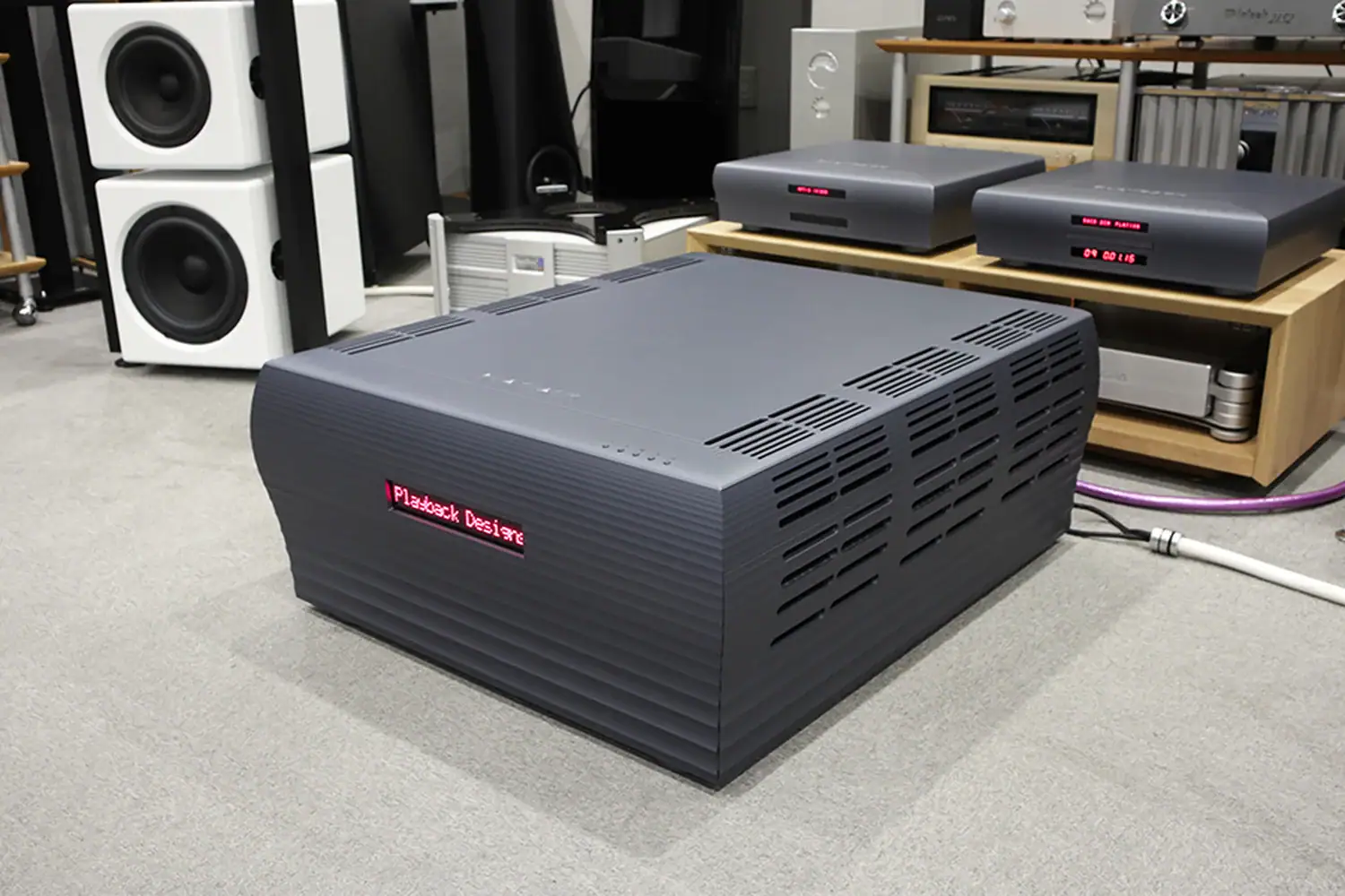 Playback Designs SPA-8 devant un rack audiophile