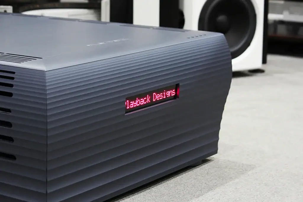 Playback Designs SPA-8 détail de la face avant avec l'afficheur allumé