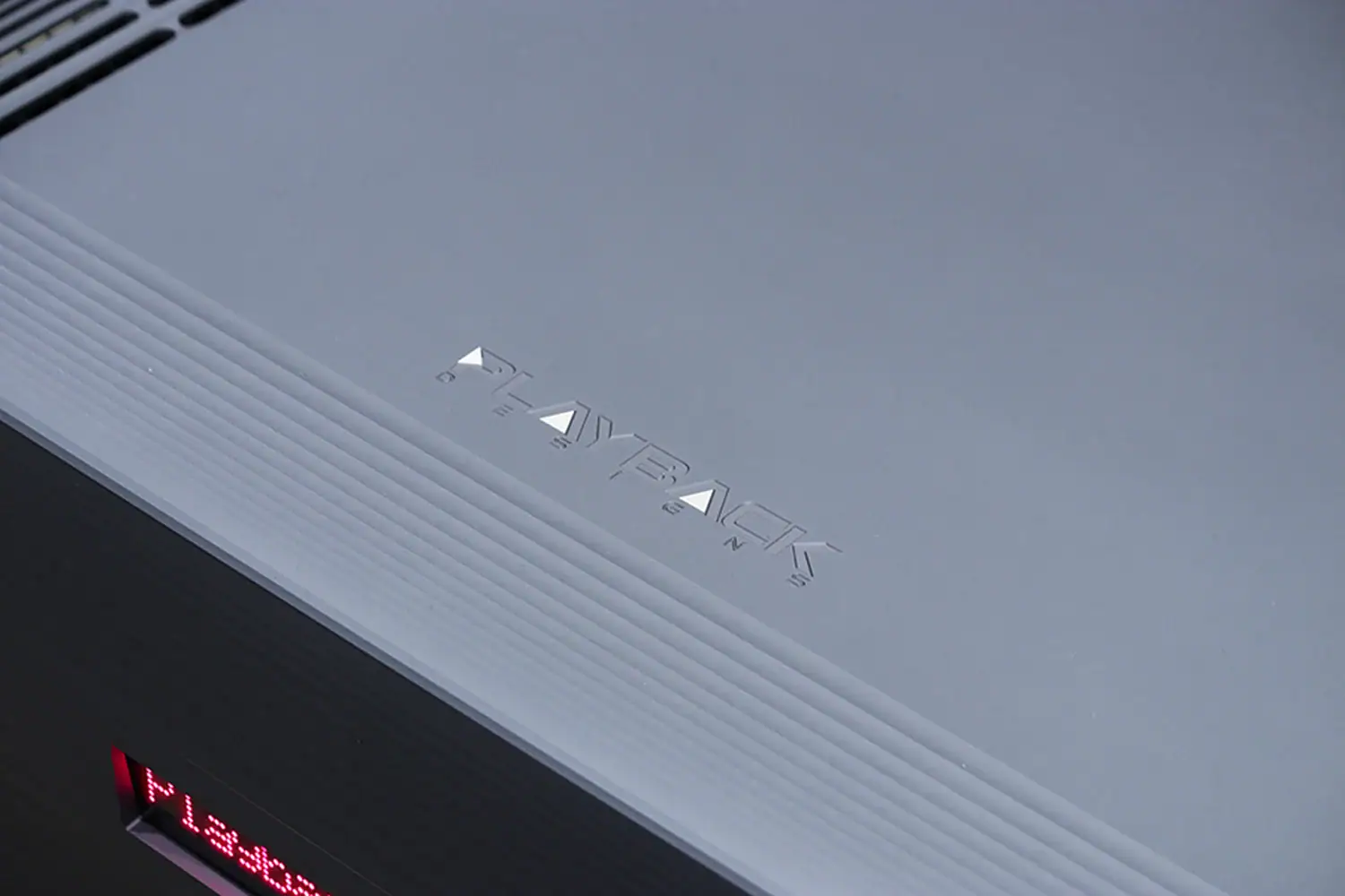 Playback Designs SPA-8 détail du logo de la marque sur la face supérieure