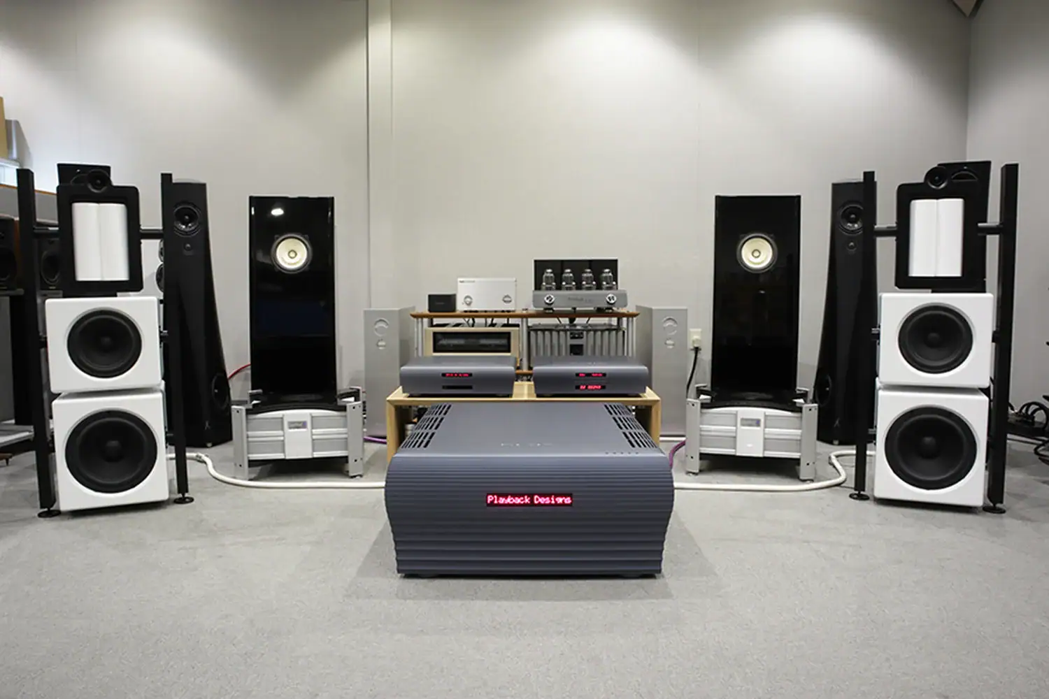 Playback Designs SPA-8 en situation dans une salle d'écoute 3