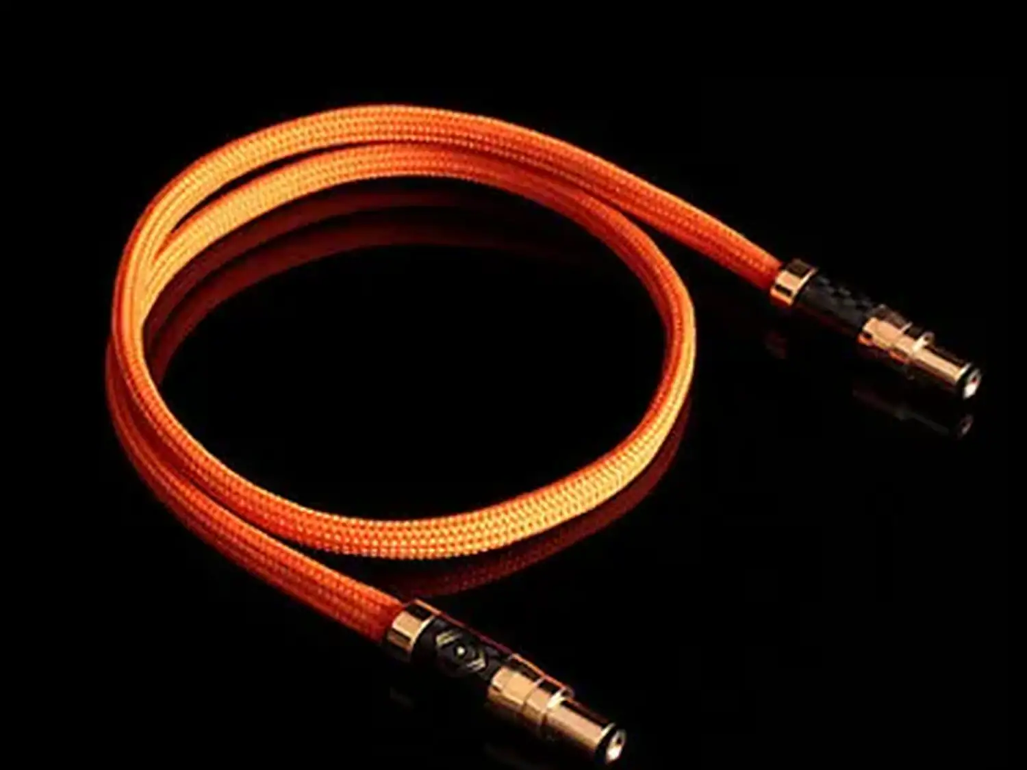 Silent Angle câble DC Bastei Orange enroulé sur fond noir