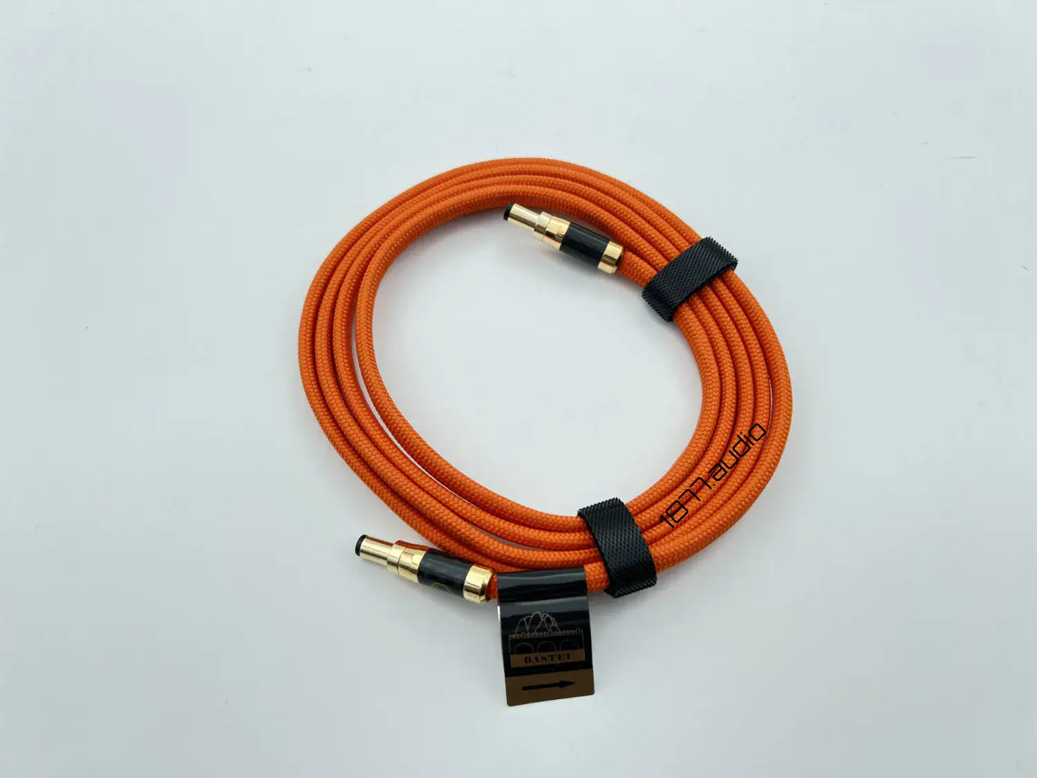 Silent Angle câble DC Bastei Orange enroulé sur fond blanc