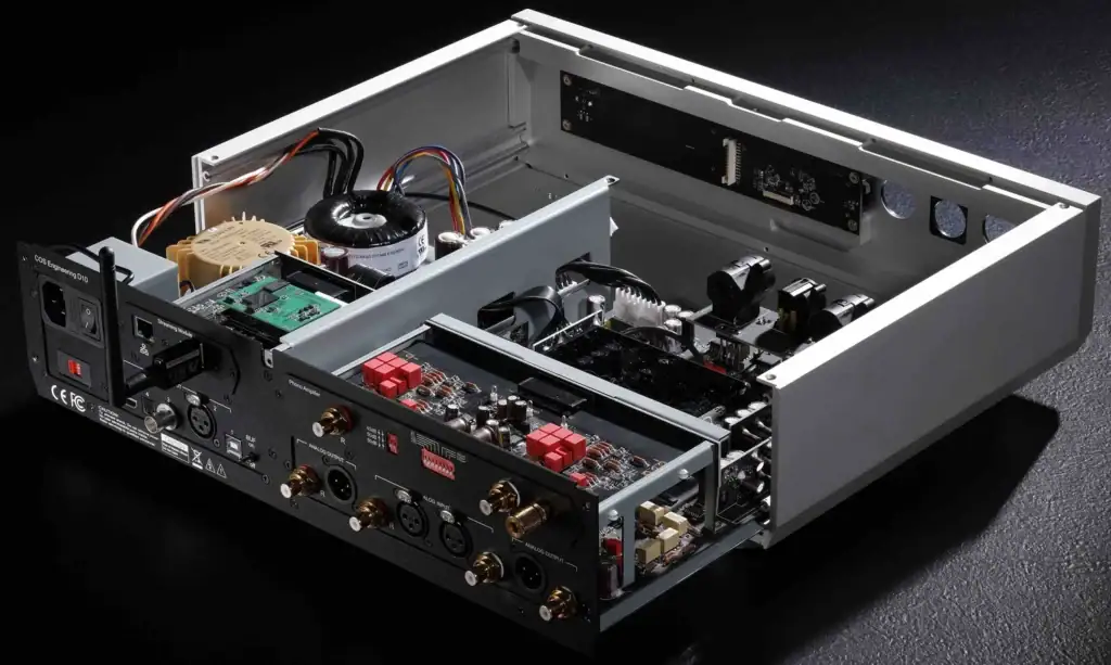 Six Moons sur le Cos Engineering D10 04