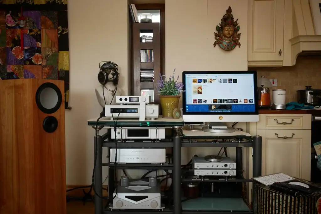 Six Moons sur le Cos Engineering D10 08