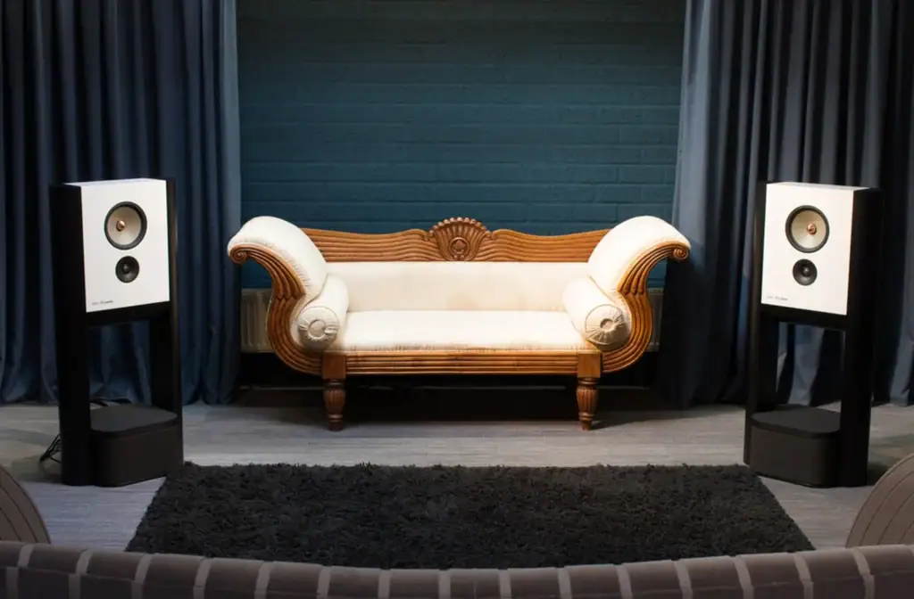 Six Moons sur le Grimm Audio MU1 03