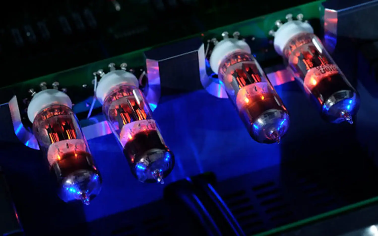 Trilogy Audio Préamplificateur 915R détail des 4 tubes en fonctionnement