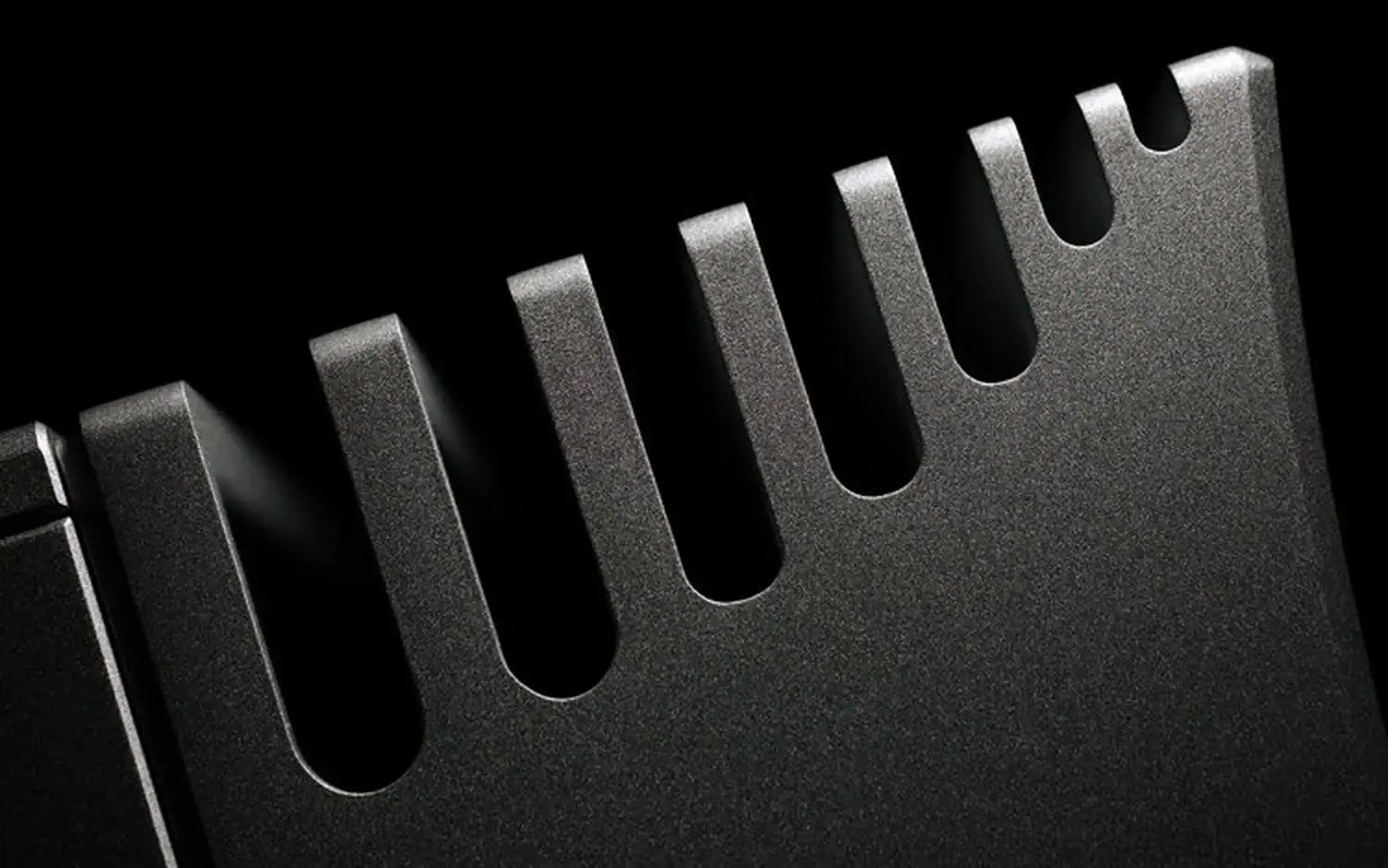 Ailettes de refroidissement en aluminium massif vues en très gros plan de l’amplificateur mono Trilogy 995R