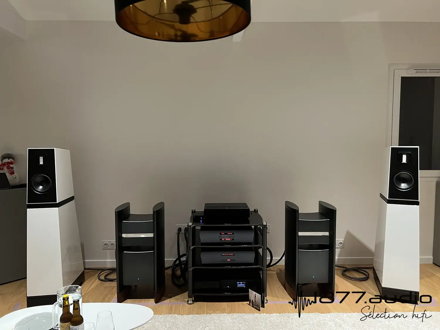 Verity Audio Florestan en situation de part et d'autre d'un rack Hi-fi et d'amplificateur Halcro Eclipse monoblocs