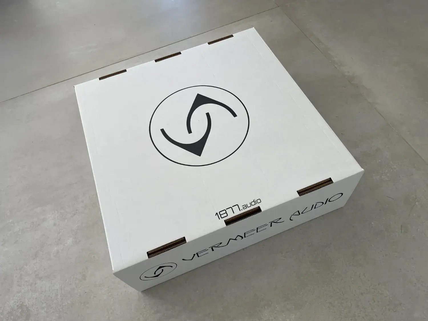 Vermeer Audio Three carton avec logo de la marque