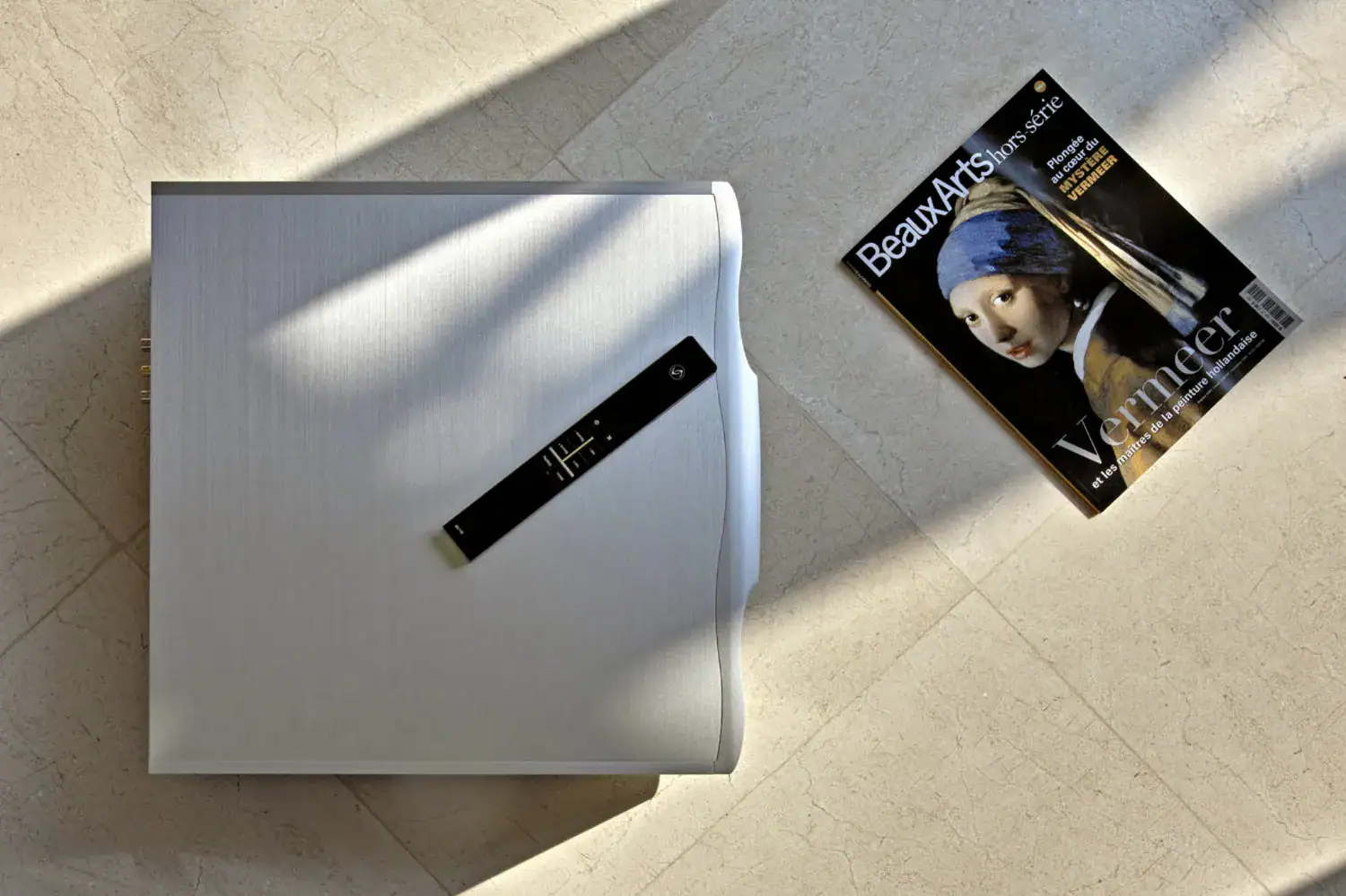 Vermeer Audio Two photo artistique avec une pochette de CD sur un parquet claire