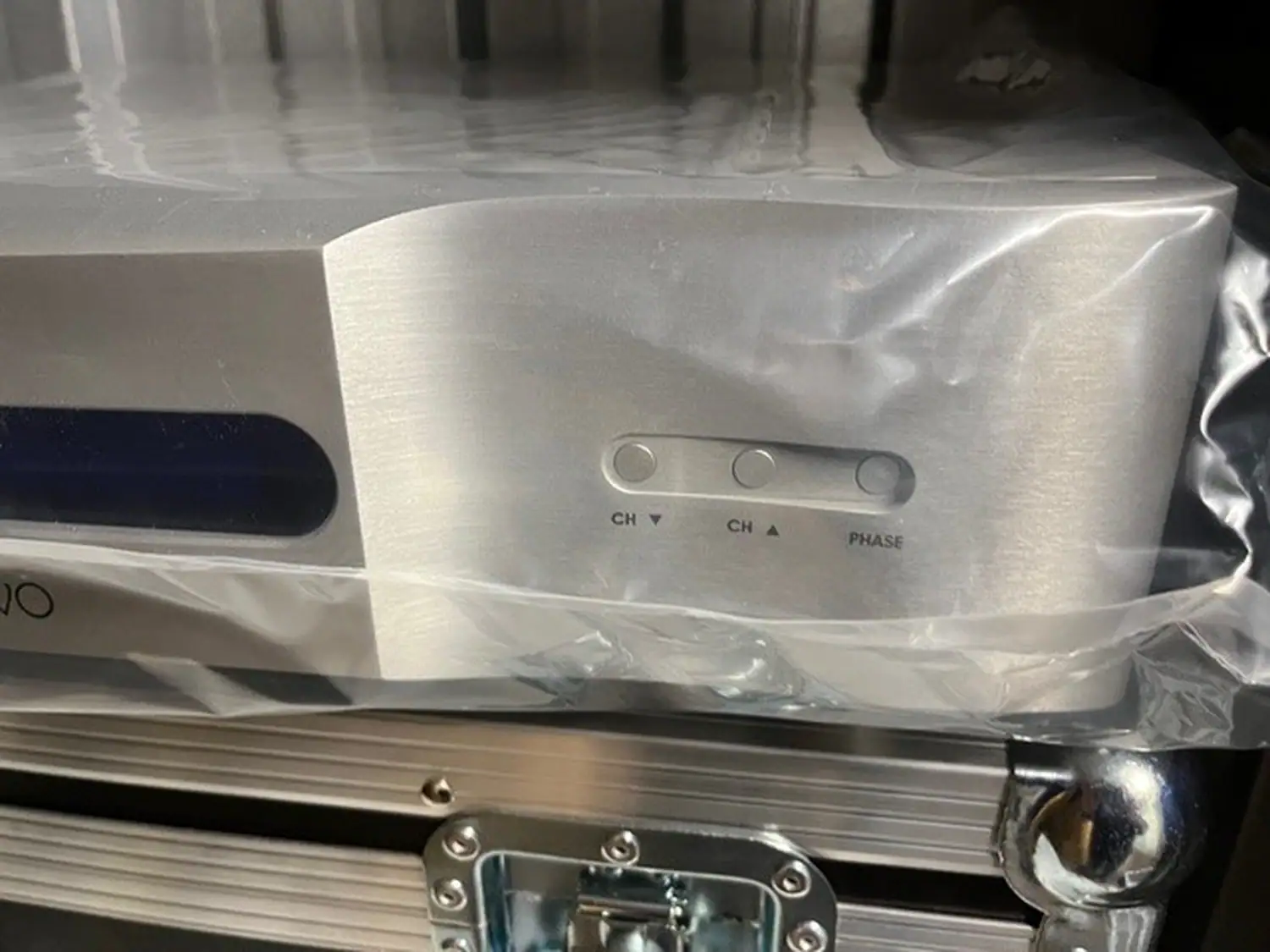 Vermeer Audio Two zoom sur la partie droite de la face avant encore sous plastique