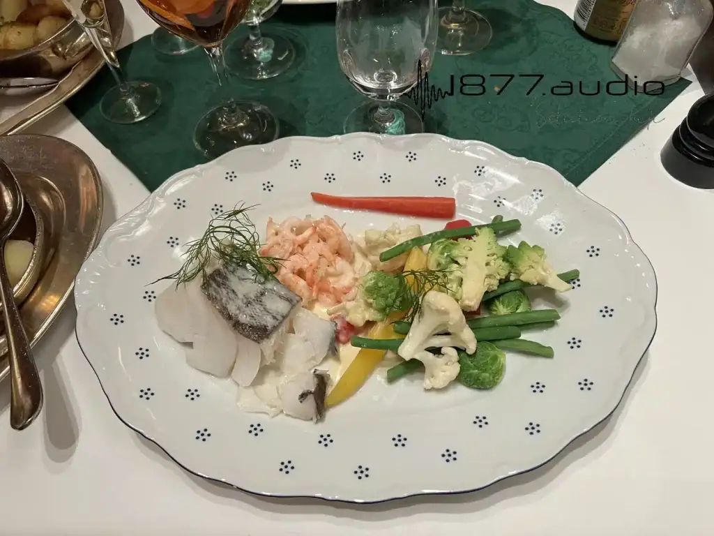 Plat typique suédois avec des légumes et des produits de la mer