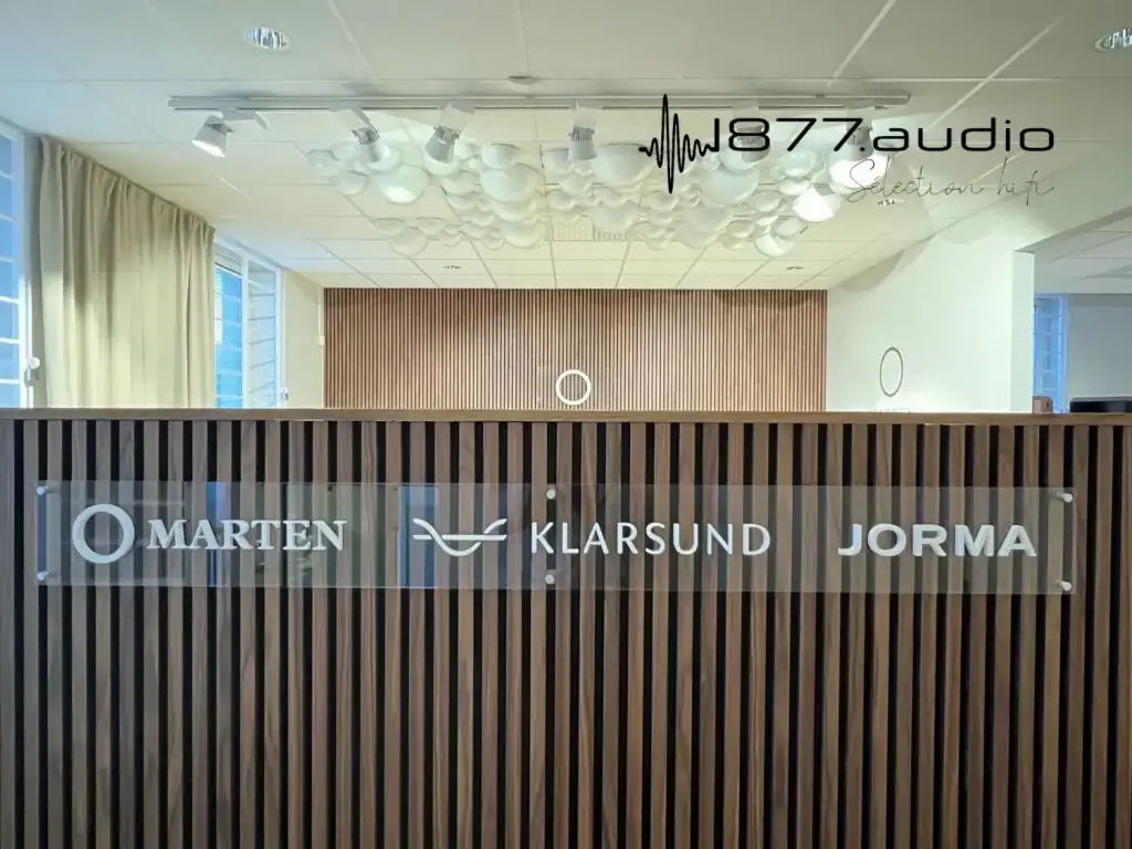 Cloison de séparation entre l'entrée et la salle d'écoute secondaire des locaux de Marten, Jorma et Klarsound