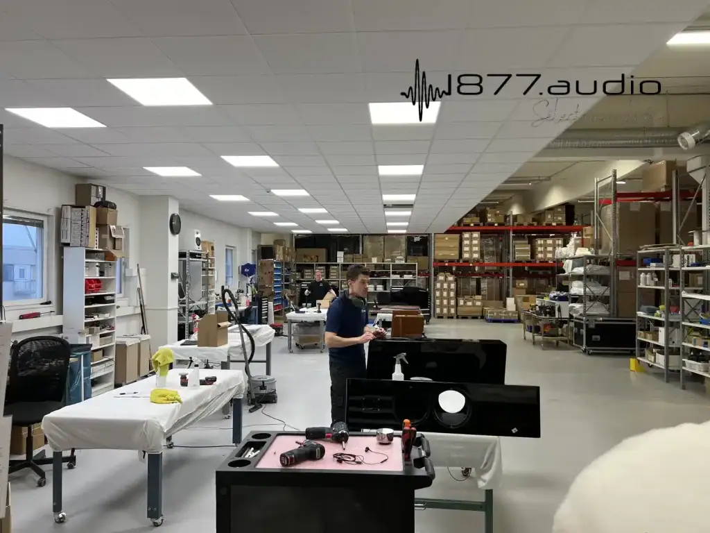 Salle de production d'enceintes dans les ateliers de Marten en Suède