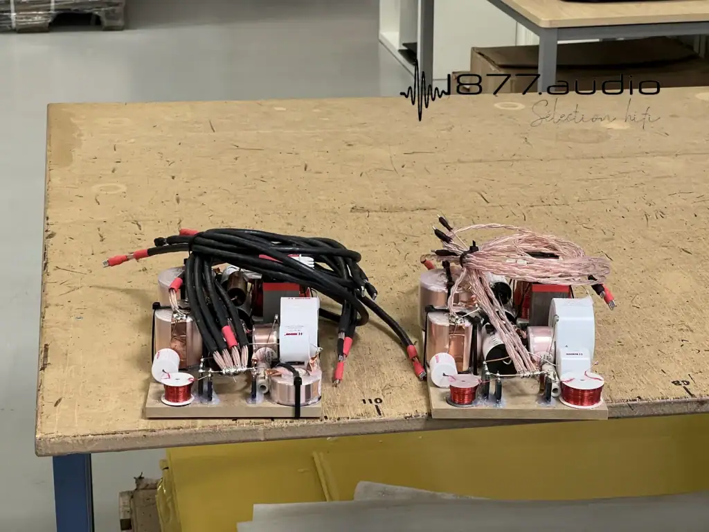 Filtres internes aux enceintes Marten posés sur une table en bois